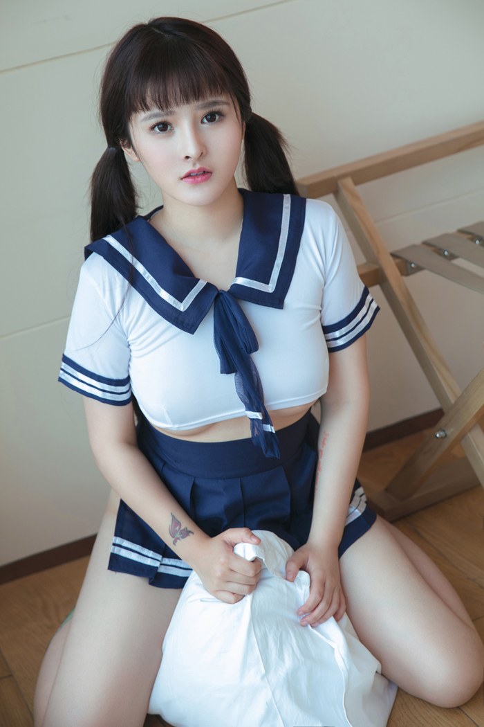 宅男女神杨漫妮制服秀丰乳肥臀看点足(图10)