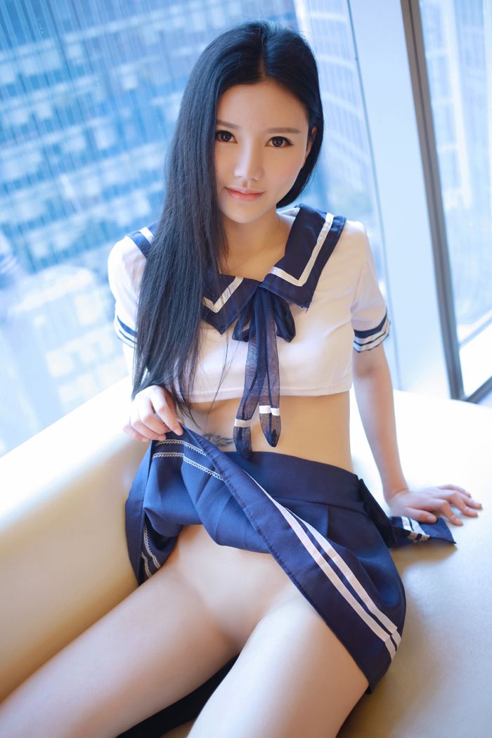 粉妹子姗姗制服写真肚兜与丁裤更配(图23)